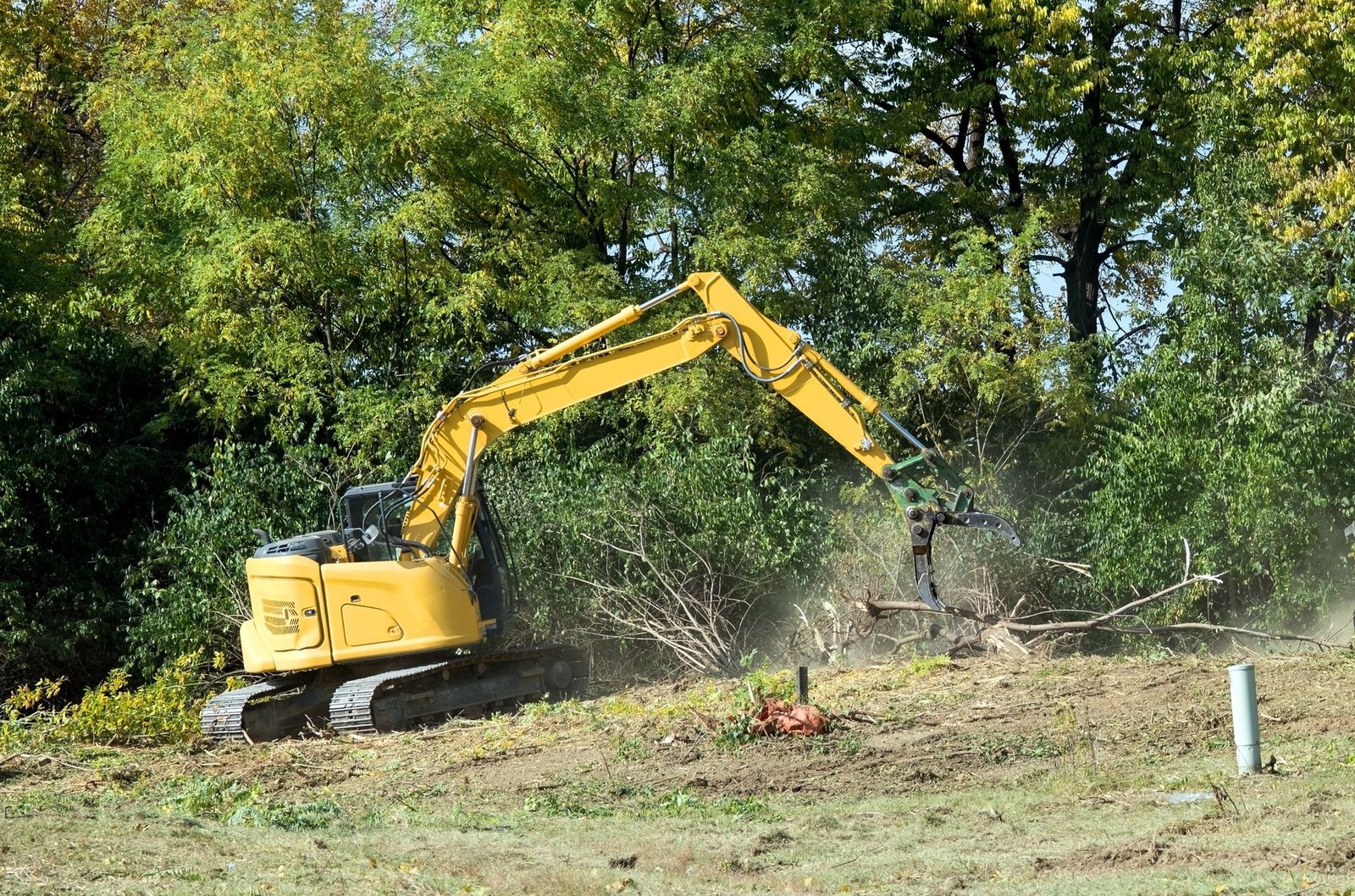 Heavy,Machinery,Excavator,With,Claw,Clearing,Land